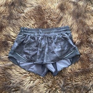 Lululemon 2.5” hotty hot shorts